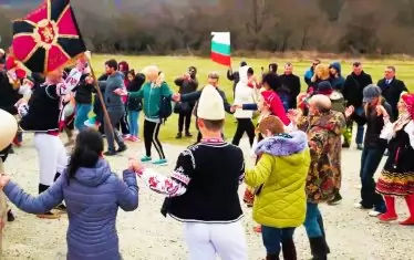 Всяка година в края на август стотици хора се събират за Деня на родолюбието в селото.