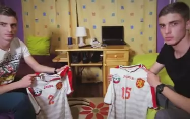 Тук двамата братя позират след едновременното им повикване в юношеския национален отбор.