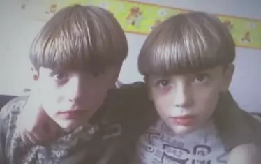 Близнаците в детските си години.