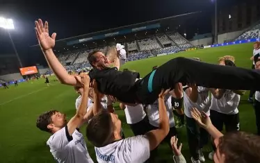 Футболистите от младежкия тим на "Интер" подхвърлят румънския си треньор Кристиан Киву след успеха.