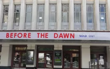 Билетите за 22-та концерта от спектакъла Before the Dawn в лондонската зала "Хамърсмит Аполо", белязал завръщането на Кейт Буш на сцена - между 26 август и 1 октомври 2014 г., бяха изкупени само за 15 минути.