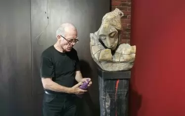  Скулпторът Кирил Мескин до своя пластика.