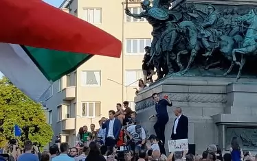 Част от атмосферата пред парламента.