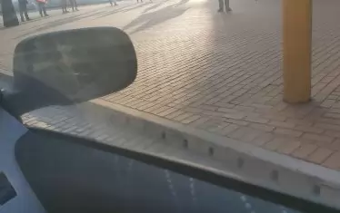 В същото време десетина души протестираха срещу правителството пред сградата на МС