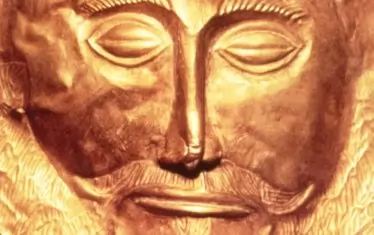 Шлиман нарекъл тази златна находка "Маската на Агамемнон". Проучванията показват, че всъщност тя е принадлежала на владетел, живял много по-рано. 