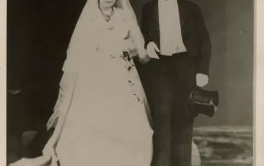 Като щастлив младоженец за втори път. Новата съпруга на Шлиман - гъркинята София, е с 30 години по-млада от него. 