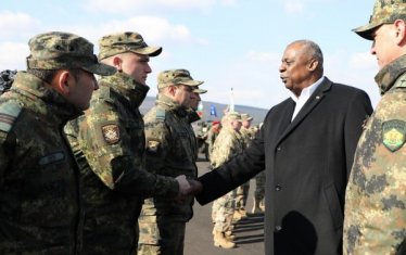 Години наред шефовете на американския Пентагон заобикаляха България, докато накрая Лойд Остин я посети, когато стана напечено на Източния фланг на НАТО.