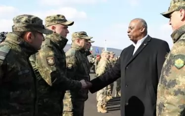 Години наред шефовете на американския Пентагон заобикаляха България, докато накрая Лойд Остин я посети, когато стана напечено на Източния фланг на НАТО.