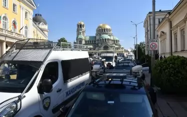 Полицейските сили отрано заеха позиции около Народното събрание.