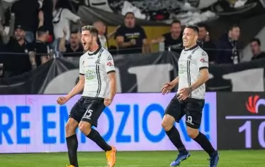 Петко Христов (вляво) след първия си гол в кариерата в Серия А - срещу "Лацио" на 30 април т.г.