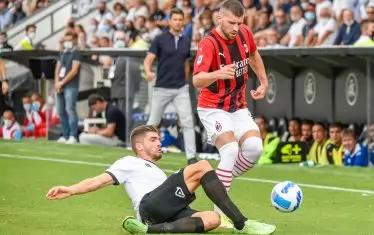 Петко Христов е, за съжаление, единственият български футболист за момента, който почти всяка седмица играе срещу големи звезди, като в случая срещу Анте Ребич (вдясно), хърватското крило на настоящия шампион "Милан".