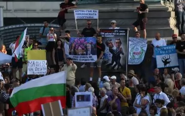 Вотът на недоверие, който докара на работа в Народното събрание вечно отсъстващия Делян Пеевски и мина със 123 гласа, изведе хиляди протестиращи на улицата. Излязоха всякакви хора с различни политически възгледи, но обединени от тревогата, че старото статукво може да се върне на власт.