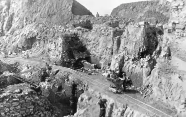 Разкопките на Хисарлък. Троя датира от 2500 г. преди Христа. Градът „бил значително разширен и обграден с масивна отбранителна стена, направена от големи каменни блокове и правоъгълни глинени тухли”, пише откривателят  Хайнрих Шлиман.