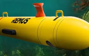 Това е подводницата изследовател  REMUS 6000, която прави снимки на мястото на корабокрушението. REMUS е използвана и за картографиране и фотографиране на мястото, където през 2010 г. бяха открити останките на „Титаник“.