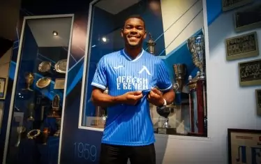 Роналдо позира с широка усмивка в клубния музей на "Левски" след подписването на договора си. Роналдо позира с широка усмивка в клубния музей на "Левски" след подписването на договора си. 