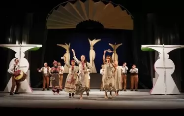  Постановката на Ники Урумов е богата на танци и веселие, но не е мюзикъл.