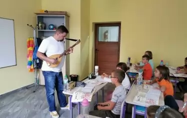Учителят Симеон Ангелов възпитава с музика и доброта