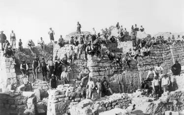 Шлиман лично ръководи разкопките на Хисарлък. 