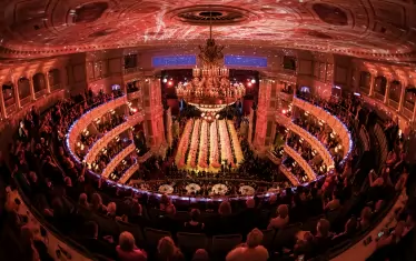 Операта на Дрезден отвътре по време на ежегодния бал на дебютантите.