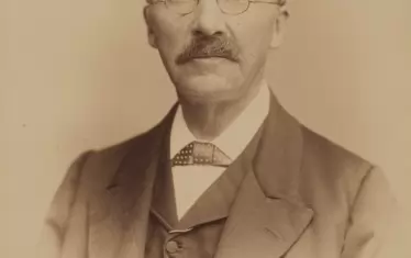 Предприемачът Хайнрих Шлиман се превръща в археолог и инвестира богатството си, за да открие Троя. 