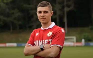 Станислав Шопов позира с екипа на "ЦСКА-София" за новия сезон, след като подписа договора си.
