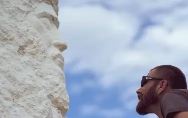 Над 50 са изваяните от камък образи на наши революционери в Алеята на войводите в Раювци.