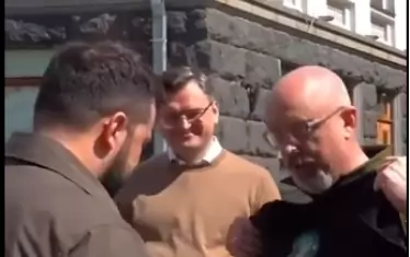 Министърът на отбраната подарява на Володимир Зеленски тениска със Света Джавелина.