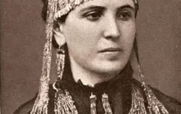 Сред всички находки от „Съкровището на Приам“ най-известни са тези, с които е била фотографирана София Шлиман. Съпругата  София позира на тази снимка като Хубавата Елена - Хайнрих твърди, че царственият накит е бил носен от от красавицата, заради която избухва Троянската война 

