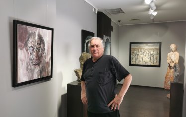 Проф. Станислав Памукчиев до живописен портрет на Светлин Русев.