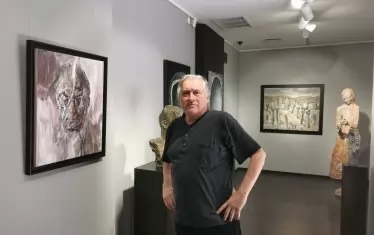  Проф. Станислав Памукчиев до живописен портрет на Светлин Русев.