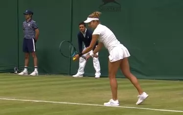 Виктория Томова се готви за изпълнение на сервис срещу Дария Савил на корт №6 в "Ол Ингланд Клъб".