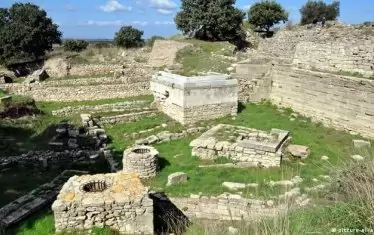 „Колекцията от оръжия, злато, сребро, медни и бронзови съдове, златни бижута, включително хиляди златни пръстени, както и редица други предмети, изработени от ценни материали, били открити  до външната страна на градската стена, в близост до сграда, която Шлиман смятал, че е кралският дворец”,  разказва изследователят Тревър Брайс в книгата си“ Троянците и техните съседи (Routledge, 2006).