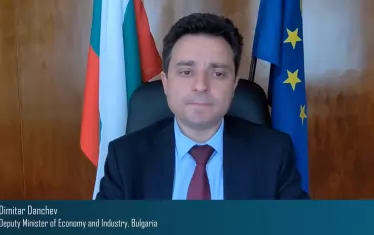  Димитър Данчев се затрудни да спомене Русия и Украйна, въпреки че България би трябвало да има ясна европейска позиция, след като нейният представител се изявява на фона на европеийското знаме