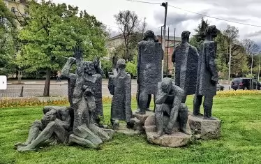 Срещу ослепените „Самуилови воини“ на Далчев някак кощунствено бе инсталиран новият „Цар Самуил“ със светещите очи.