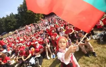 Хора ще се съберат и този уикенд на Бузлуджа, слепи за бездната пред БСП.