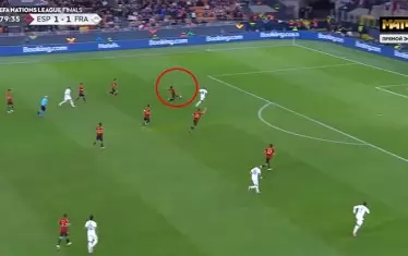 Ерик Гарсия леко докосва топката и тя попада у Килиан Мбапе, който след секунда ще вкара в испанската врата. По новите правила, това ще е засада.