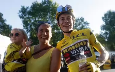 Приятелката на Йонас - Трине, и дъщеричката са неизменно до новата звезда на колоезденето.