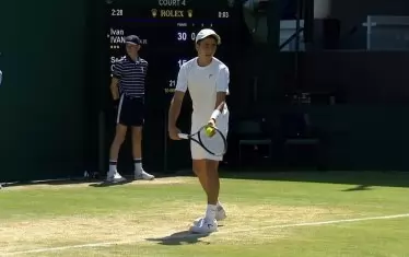 Иван Иванов изпълнява сервис в полуфиналиня мач срещу Чо