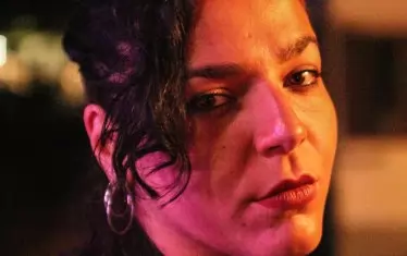 Авторката в цвят, за разлика от фотосите в албума, които са монохромни.