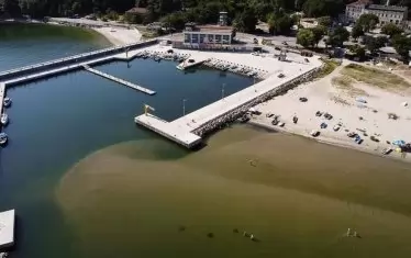 Панорамен кадър от 17 юли, който показва и дълбочините на пристанището, и запълняемостта му.