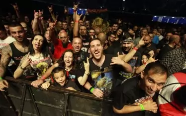 В публиката имаше три поколения фенове на "Айрън Мейдън".