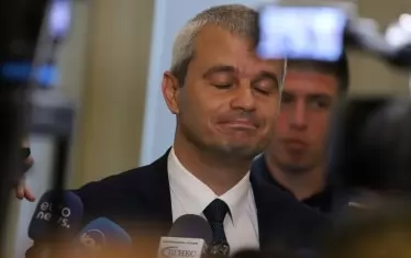 В момента Костадинов е шумният продавач на нови страхове - като свърши ковид, дойде еврото.