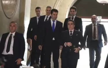 Премиерът в оставка и потенциалният му наследник останаха повече от час при президента, но не разкриха нищо от разговора.