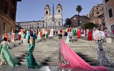  Моделите на "Валентино" дефилираха по Испанските стълби.