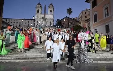 Творческият директор Пиерпаоло Пачоли представи на финала и шивачките на модната къща.