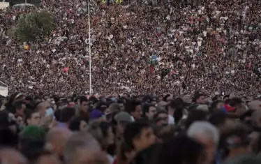 70-хилядната тълпа на "Циркус Максимус" предизвика критики, че от нея може да плъзне нова вълна коронавирус в Италия.