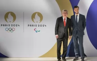 Президентът на МОК Томас Бах (вляво) също се включи в представянето на девиза на олимпийските и параолимпийските игри във френската столица след две години.