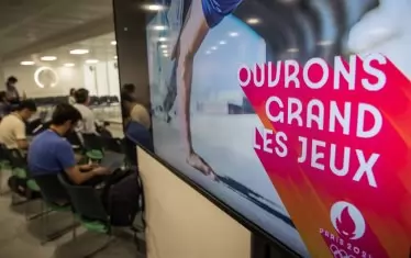 "Да отворим широко игрите" (Ouvrons grand les Jeux), гласи френската версия на слогана на Париж 2024. "Широко отворени игри" (Games wide open) е избраният превод на английски.