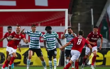 Резервата на "ЦСКА-София" Асен Дончев (вляво) е на върха на щастието, след като е открил резултата срещу "Черно море", малко след влизането си на терена.