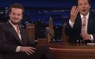  Джоузеф Куин в студиото на Вечерното шоу на Джими Фалън.